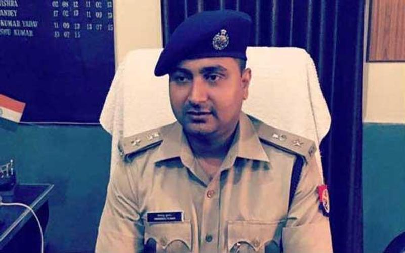 आपको बता दें कि सुल्तानपुर जनपद अपराध का क्राइम जोन बन चुका था। आए दिन हो रही लूट हत्याओं से आम जनजीवन भय के साये में जी रहा था लेकिन जब हिमांशु कुमार ने चार्ज लिया तो अपराधियों के हौसले पस्त हो गए थे। ताबड़तोड़ अपराधों के खुलासे से अपराधियों ने जिले की सीमा छोड़ दी बानगी के तौर पर कूरेभार थाना क्षेत्र में अज्ञात महिला की हत्या कर लाश झाड़ियों में फेंक दिया जिसका पुलिस ने जल्द से जल्द खुलासा कर दिया। 