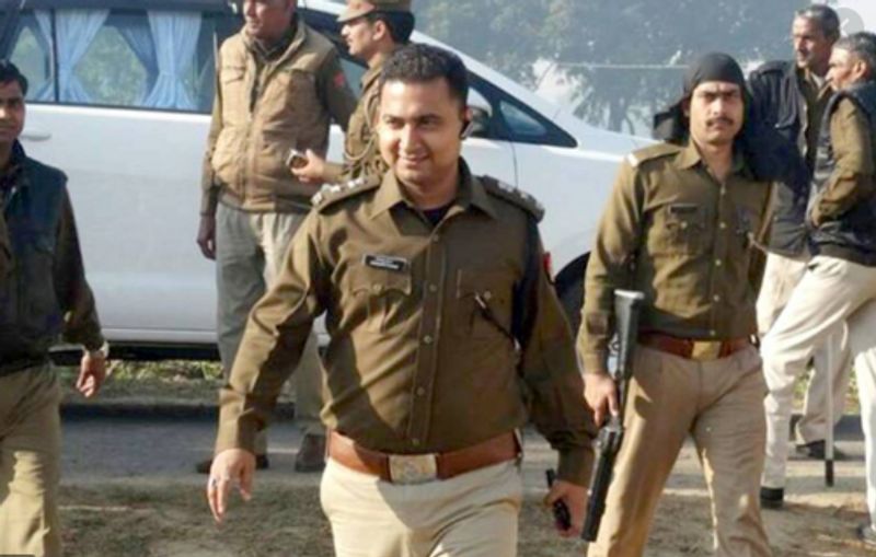 एसपी हिमांशु कुमार ने चार्ज लिया तो चर्चित दलालों ने अपनी छाप छोड़ने के लिए हर हथकंडा अपनाया, लेकिन दाल नही गली थी। हिमांशु कुमार ने इन लोगों के खिलाफ कार्रवाई कर मजा चखा दिया था। यही वजह है कि उस समय क्षेत्र में हर पीड़ित को बखूबी न्याय मिला। 