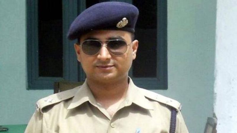 हिमांशु कुमार तब भी अधिक चर्चा में रहे जब उन्होंने अधिकारियों को गुमराह कर अपराध को बढ़ावा देने वाले कई वर्दीधारियों पर कार्यवाही की थी। लॉ एंड ऑर्डर सुधारकर वो काफी सुर्खियों में बने रहे जिसके बाद एसपी हिमांशु कुमार को आमजनमानस ने सम्मानित किया था।
