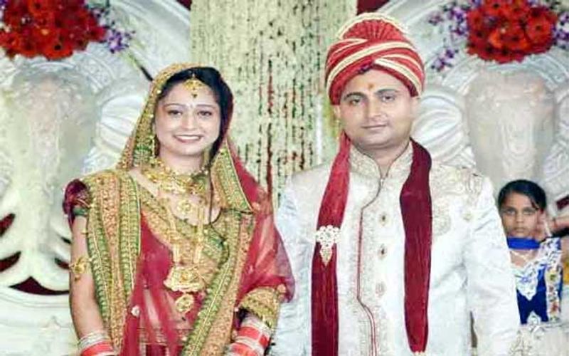 हालांकि हिमांशु कुमार काफी विवादों में भी रहे हैं। उनको यूपी सरकार ने सस्पेंड कर दिया था। उनकी पत्नी के साथ हुए विवादों के कारण वो मीडिया में छाए रहे। साल 2014 में आईपीएस हिमांशु कुमार ने पटना निवासी प्रिया सिंह से शादी की थी। अफयर की पोल खुलने के बाद तलाक की नौबत आ चुकी थी।
तब प्रिया सिंह ने हिमांशु के परिवार पर दहेज उत्पीड़न और जानलेवा हमला करने जैसे संगीन आरोप लगाते हुए केस दर्ज कराया था। यूपी में योगी सरकार बनने के बाद सरकार के खिलाफ विवादित ट्वीट करने पर हिमांशु कुमार को सस्पेंड कर दिया गया था। IPS हिमांशु की पत्नी ने उनसे 10 करोड़ रुपए मुआवजे की मांग की थी। ये मामला काफी चर्चा में रहा। 