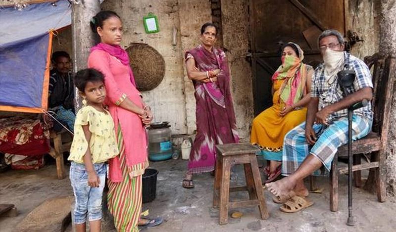 सेक्स वर्कर्स की रोटी जिस्म बेचकर आती थी। लेकिन वायरस के डर से अब कोई इनके नजदीक भी नहीं आता। 