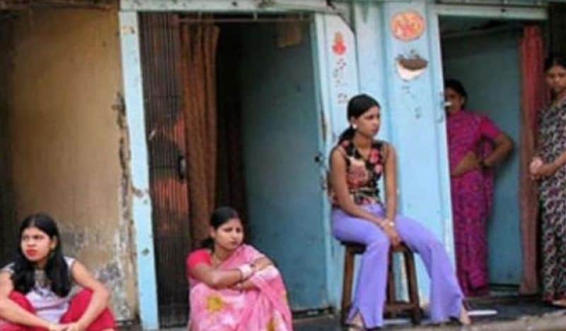सोनागाछी में रात के साथ लोगों की भीड़ बढ़ती थी। हर दिन यहां 15 से 20 हजार लोग आते थे। लेकिन अब यहां सन्नाटा है। 