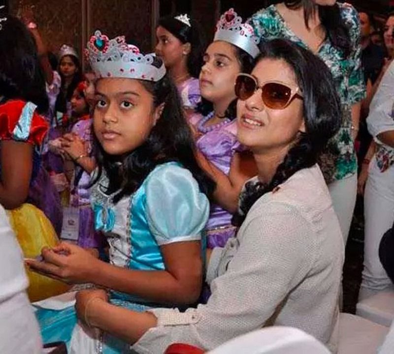 ইনস্টাগ্রামে তিনি একজন ইনফ্লুয়েন্সারের চেয়ে কম কিছু না। তাকে নিয়ে নিত্যদিন আলোচনা বসে কমেন্ট সেকশনে, যে ক্রমশ তাকে কাজলের মতো দেখতে হয়ে যাচ্ছে।
