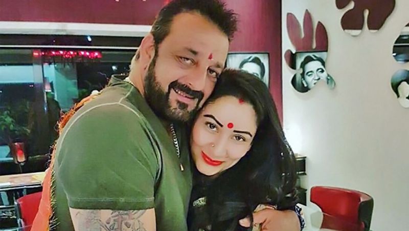 संजय दत्त से करीब 20 साल छोटी मान्यता संजय दत्त की तीसरी पत्नी हैं। संजय दत्त की पहली शादी रिचा शर्मा से हुई थी। रिचा का ब्रेन ट्यूमर के चलते 1996 में निधन हो गया था। इसके बाद संजय दत्त ने दूसरी शादी रिया पिल्लई से की थी लेकिन 2005 में उनका तलाक हो गया।
