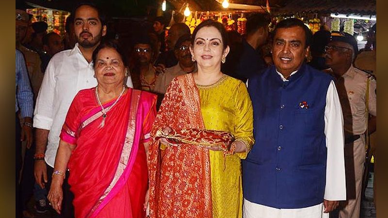 नीता अंबानी की सास कोकिलाबेन उन्हीं के साथ एंटीलिया में रहती है। सास और बहू के बीच में बेहतरीन बॉन्डिंग है।