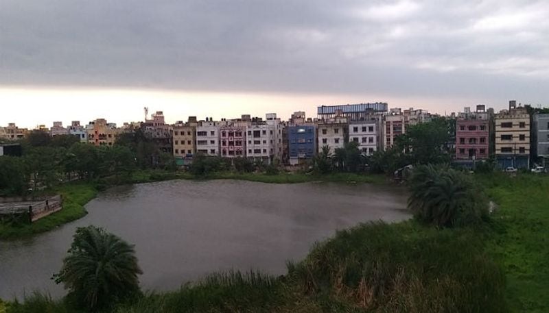 ২৪ ঘণ্টা খোলা রয়েছে নবান্নের কন্ট্রোল রুম। পরিস্থিতি সামাল দিতে কড়া নজরদারি সরকারের প্রতিটি বিভাগের। ভারতীয় আবহাওয়া দফতরের মহানির্দেশক মৃত্যুঞ্জয় মহাপাত্র জানিয়েছেন বৃহস্পতিবার শক্তিক্ষয় হবে আমফানের।