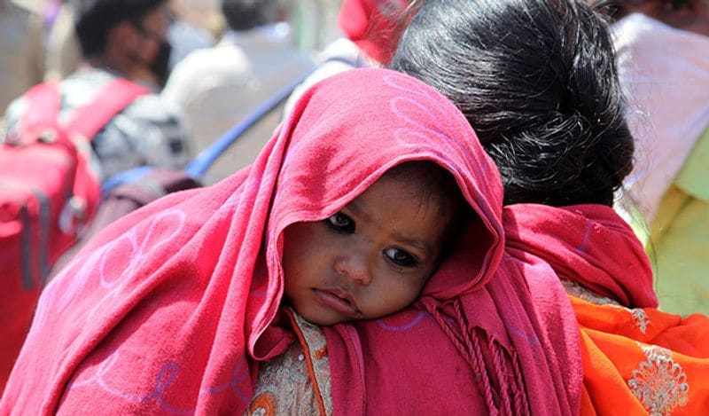 इन मासूमों को नहीं मालूम कि उनके मां-बाप उन्हें उठाकर कहां ले जा रहे हैं।