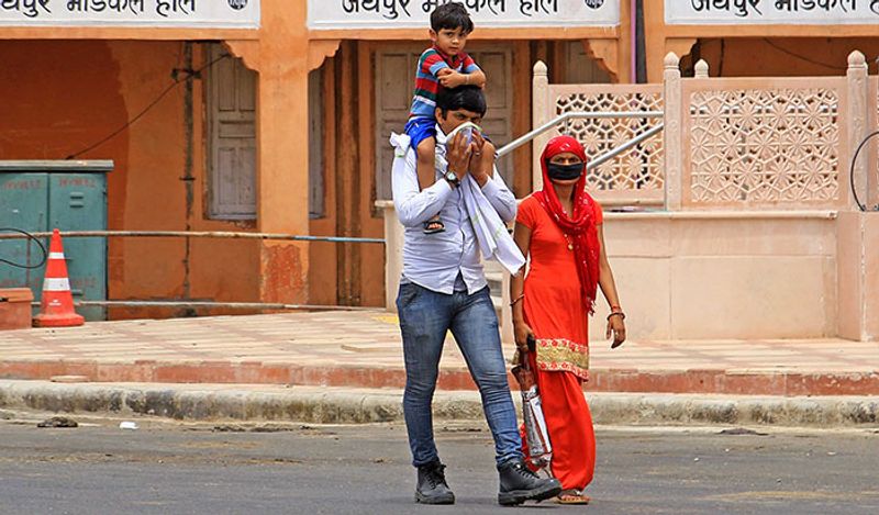 यह तस्वीर गाजियाबाद की है। गर्मी में मासूम बच्चे को लादकर मीलों पैदल चलकर अपने घर पहुंचे इन मजदूरों की पीड़ा शायद किसी ने नहीं देखी।