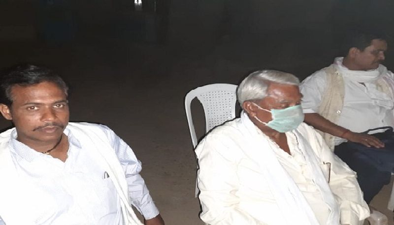 लड़की पक्ष के लोगों ने सभी का स्वागत करने से पहले सैनिटाइज कराया। अगवानी के समय द्वार पर बरातियों को माला पहनाने से पहले मास्क पहनाया।