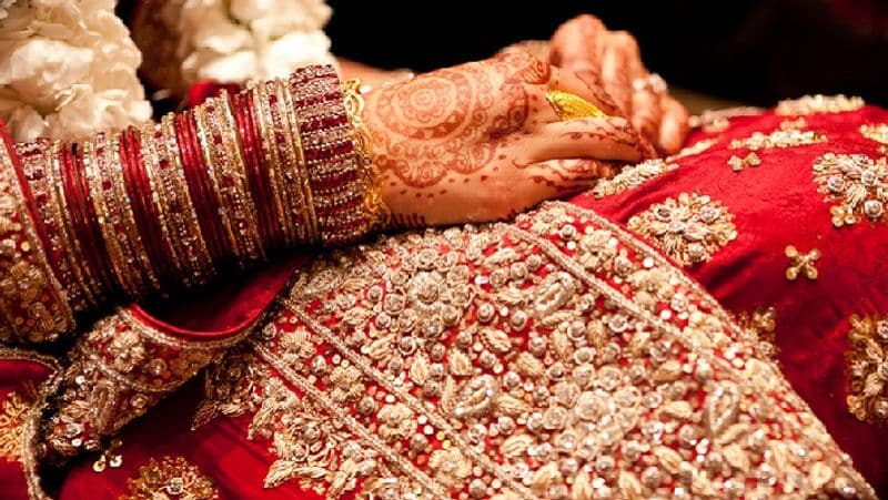 लॉकडाउन के बीच बारात ले जाना संभव नहीं था। इसलिए शादी टालने की बजाय दूल्हे के पिता कामता प्रसाद ने अनोखी पहल की। कामता प्रसाद दूल्हे बेटे के साथ परिवार के पांच लोगों की बरात लेकर ग्राम छानी बुजुर्ग पहुंचे।