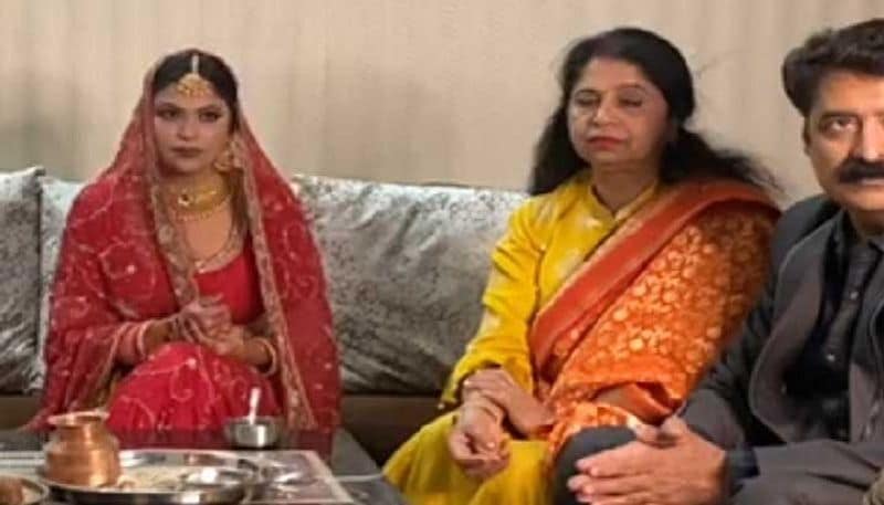 एक तरफ जहां बरेली में कीर्ति दुल्हन के लिवास में तैयार होकर शादी की रस्में पूरी कर रही थी तो वहीं दूसरी तरफ दूल्हा सुसेन मुंबई में बैठकर अपने घर वालों के साथ शादी की रस्में पूरी कर रहा था। इन सब शादी की रस्मों को ऑनलाइन ही एक पंडित जी पूरा करा रहे थे।