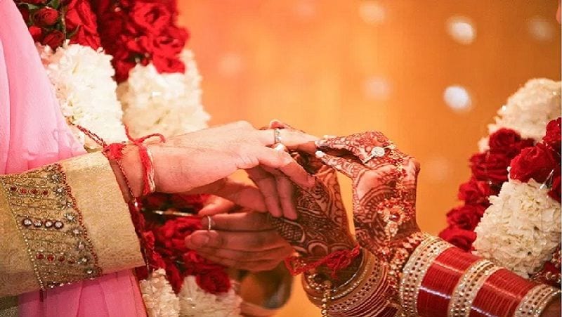 बस आठ से दस लोगों के बीच पूरे विधि विधान से शादी हुई। सभी बाराती व जनाती कोरोना बचाव के नियमों का पालन करते हुए एक मीटर से ज्यादा दूरी पर मौजूद रहे। पंडित जी ने भी एक मीटर दूर बैठकर मंत्रोच्चार किया। दूल्हे के परिवार और घरातियों के बीच सादगी में विधि-विधान से सारी रस्में पूरी की गईं। सोमवार सुबह बेटी की विदा कर दी गई।