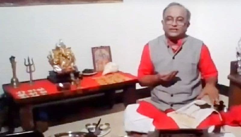 शादी की रस्मों को ऑनलाइन ही एक पंडित जी पूरा करा रहे थे। इस शादी के हजारों लोग गवाह भी बने और घर बैठकर ऑनलाइन ही शादी के मजे लिए। 