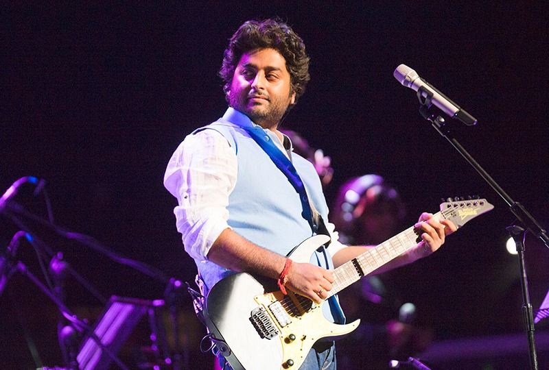 গানের মোহে সারা বিশ্বে বিখ্যাত গায়ক অরিজিৎ সিং। তার গলার ম্যাজিক অন্য আবহ তৈরি করে। অল্প সময়ের মধ্যে শ্রোতাদের হৃদয়ের মণিকোঠায় নিজের জায়গা পাকিয়ে নিয়েছেন।