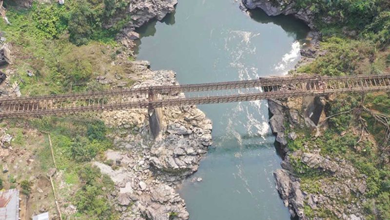 दापोरिजो से गुजर सकता था सिर्फ 9 टन भार
पुल के निर्माण के दौरान बीआरओ ने काम जारी रखने के लिए कोरोना वायरस से बचने के लिए सभी प्रिकॉशन अपनाए। दापोरिजो एक पुराना पुल था जो 1992 में बना था। वह जर्जर हो गया था। इसके ऊपर से सिर्फ 9 टन का भार ही गुजर सकता था। 