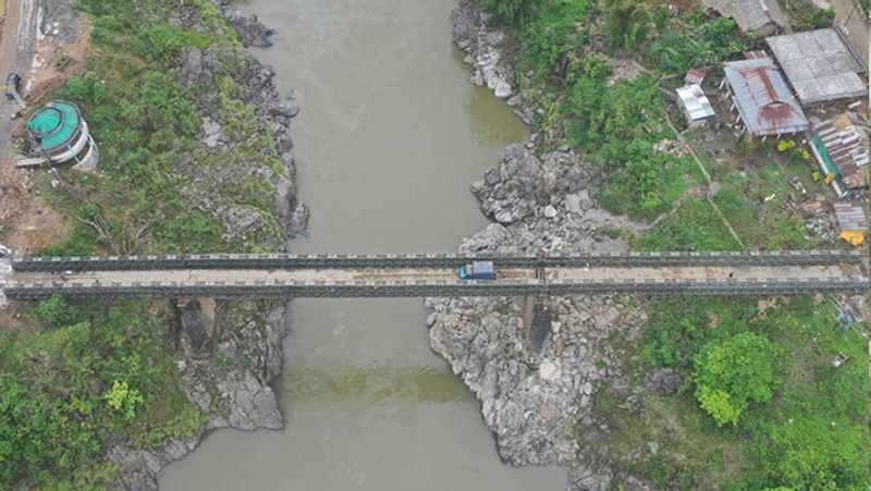 17 मार्च से शुरू हुआ काम
इस पुल की डिजाइन मानक अभ्यास से अलग है। इसकी डिजाइन को लेकर कॉलेज ऑफ मिलिटरी इंजिनियरिंग पुणे के प्रोफेशनल्स से चर्चा की गई। पुल का काम 17 मार्च को शुरू किया गया और इसे 14 अप्रैल को पूरा कर दिया गया।