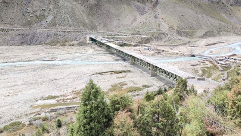 ज्यादातर काम लॉकडाउन के दौरान हुआ
इस पुल का अधिकतर निर्माण देश में कोरोनावायरस के चलते लगाए गए लॉकडाउन के समय में हुआ। जब पूरा देश बंद था, तब बीआरओ के जवान दिन-रात अपने काम में जुटे रहे। इस दौरान संक्रमण से बचने के लिए बीआरओ के जवानों ने जरूरी नियमों का भी पालन किया। रक्षा मंत्रालय ने सोमवार को पुल के जनता के लिए खोले जाने की जानकारी दी।
