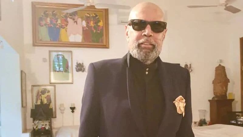 सिर के बाल सेव कराने के बाद कपिलदेव ने काले रंग का ब्लेजर पहनकर फोटो खिंचवाए हैं।
