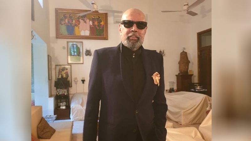 लॉकडाउन के चलते नाई की दुकानें लंबे समय से बंद हैं और लोगों को बाल कटवाने में परेशानी हो रही है।
