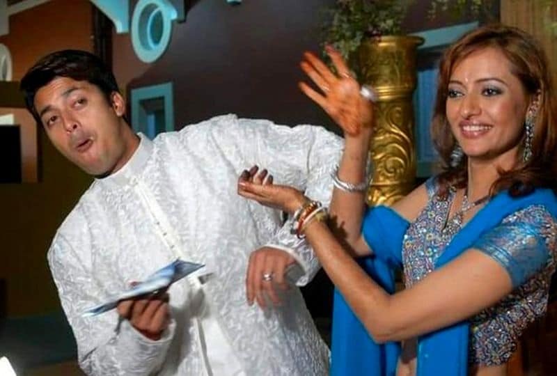 মাথায় ফুলের সাজ, মাথায় চন্দন। তবে এসব কিছুরই ধার ধারেননি অভিনেত্রী নীলাঞ্জনা। একেবারে সিম্পেল সাজে দেখা গিয়েছিল তাঁকে।