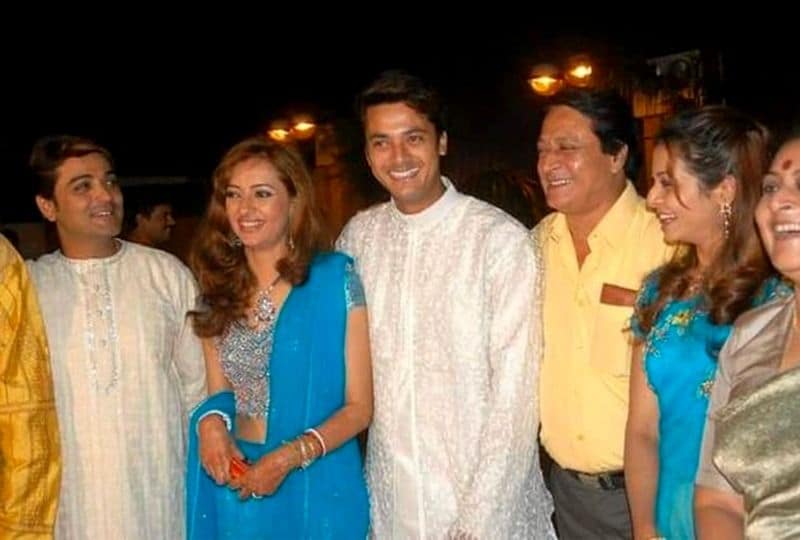 ছবিতে দেখা গেল স্বস্ত্রীক রঞ্জিত মল্লিক এবং কোয়েল মল্লিককে। এই ছবিগুলিও বেশ ভাইরাল নেটদুনিয়ায়।