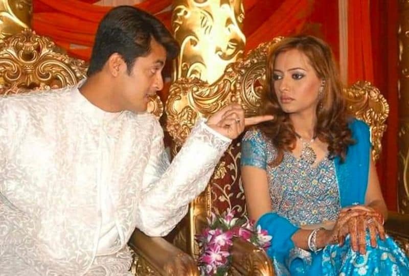সাধারণত লাল কিংবা অন্য রঙের বেনারসিতে সেজে ওঠেন বাঙালি বধূরা। তার সঙ্গে ভারি সোনার গয়না।