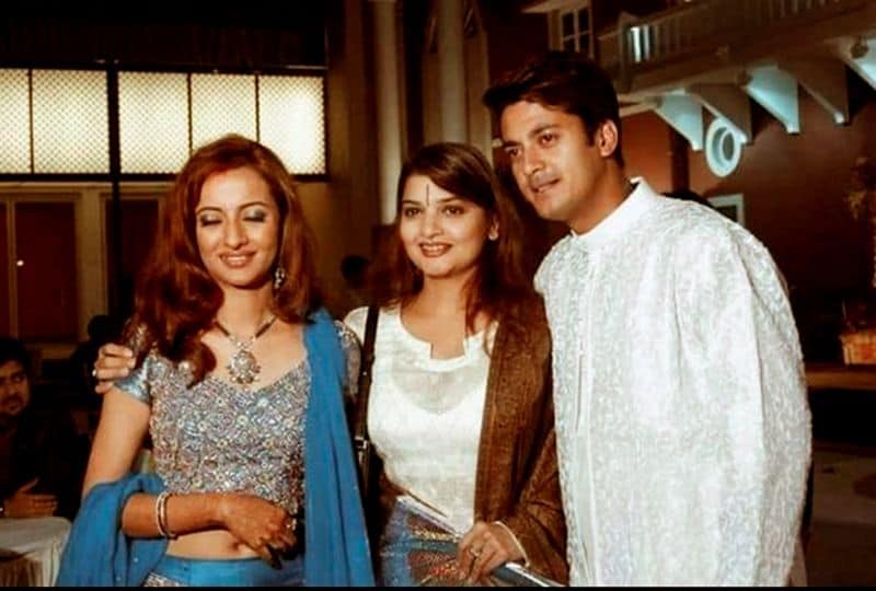 প্রসেনিজতের বোন পল্লবীকেও দেখা গেল ছবিতে। অন্যদিকে রয়েছেন জিৎ। একই ফ্রেম শেয়ার করেছেন জিৎ, যিশু, নীলাঞ্জনা এবং চন্দনা।
