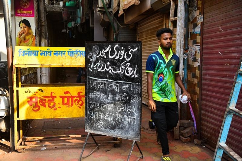 धारावी की गलियां काफी संकरी हैं। लोगों की भीड़ लगी रहती है। ऐसे में सोशल डिस्टेंसिंग का पालन करवाना यहां पर दूसरी जगहों पर तुलना में मुश्किल है