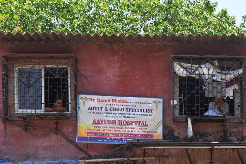 सोशल डिस्टेंसिंग का पालन करवाने के लिए यहां पर बीएमसी को आर्टिफिशियल शौचालय की यहां बड़े पैमाने पर व्यवस्था करनी होगी। धारावी में 300 से ज्यादा घरों और करीब 50 दुकानों को सील किया जा चुका है। कई ईलाकों को क्वारंटीन किया गया है। इसके बावजूद भी लोग घरों से बाहर निकल रहे हैं।