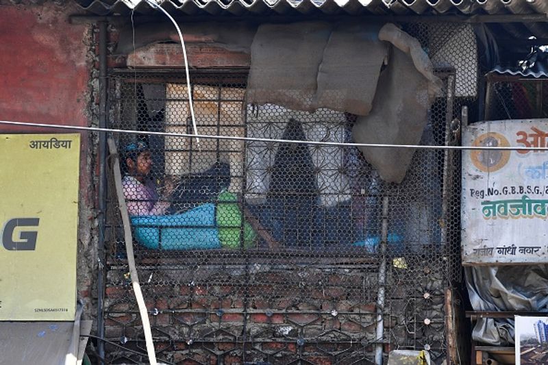 पुलिस ने क्वॉरंटीन किए गए इलाकों के साथ तंग गलियों में भी ड्रोन तैनात किए हैं। जैसे ही किसी जगह पर लोग घर से बाहर दिखते हैं वैसे ही ड्रोन में लगे स्पीकर के जरिए उनको चेतावनी दी जाती है।