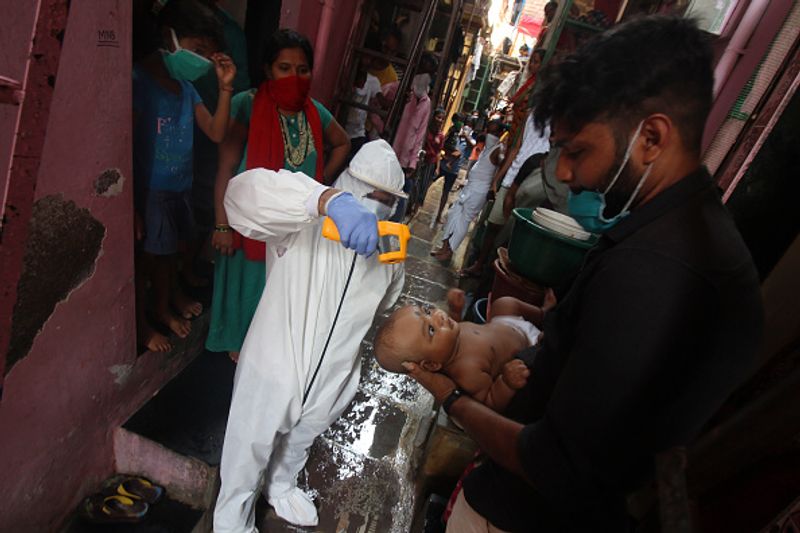 धारावी में एक पब्लिग टॉयलेट को रोजाना करीब 60 से 70 लोग इस्तेमाल करते हैं। इसलिए यहां पर कोरोना संक्रमण का खतरा बढ़ने के ज्यादा संभावना है।