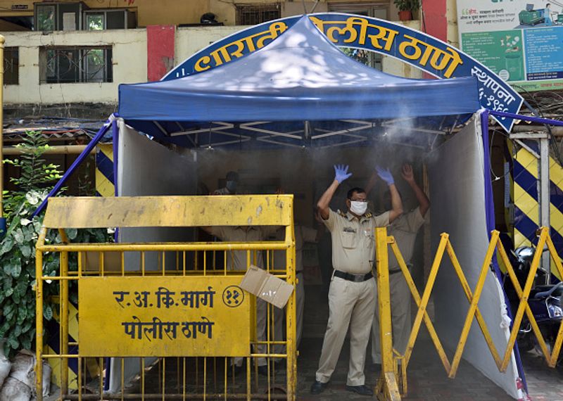 धारावी में दिनभर कमरों में रहना मुश्किल है, इसलिए सुबह होते ही लोग बाहर गलियों में निकल आते हैं। 