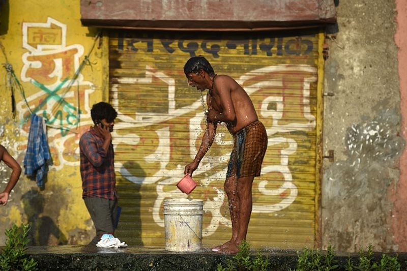 धारावी में 15 अप्रैल को मोहम्मद तालिब शेख की कोरोना से मौत हो गई। मौत के वक्त इनके बेटे घर पर नहीं थे। एक बेटा सउदी और दूसरा यूपी में रहता है।