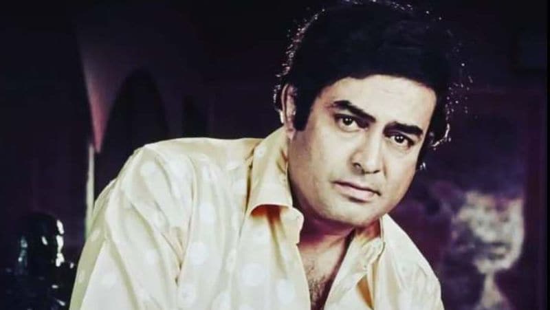 बात संजीव कुमार की करें तो दिल टूटने के बाद वे सारी जिंदगी कुंवारे ही रहे। उन्होंने शराब पीना शुरू कर दी और इसका असर उनके हार्ट पर पड़ा। आखिरकार नवंबर 1985 में मात्र 47 साल की उम्र में संजीव दुनिया छोड़कर चले गए। बता दें कि हेमा- धर्मेंद्र ने 1980 में शादी कर ली थी। दोनों की दो बेटियां हैं। 