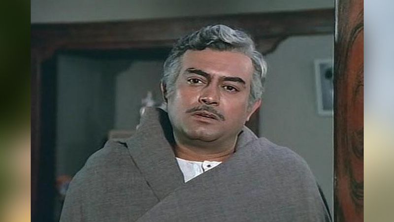 पहले तो हेमा मालिनी, संजीव कुमार से शादी के लिए तैयार थी लेकिन बाद में मां के समझाने पर उन्होंने अपना मन बदल लिया। रिश्ता नहीं होने की वजह से संजीव और हेमा के बीच रिश्तों में कड़वाहट पैदा हो गई। रिश्ता टूटने के बाद संजीव डिप्रेशन में चले गए थे।