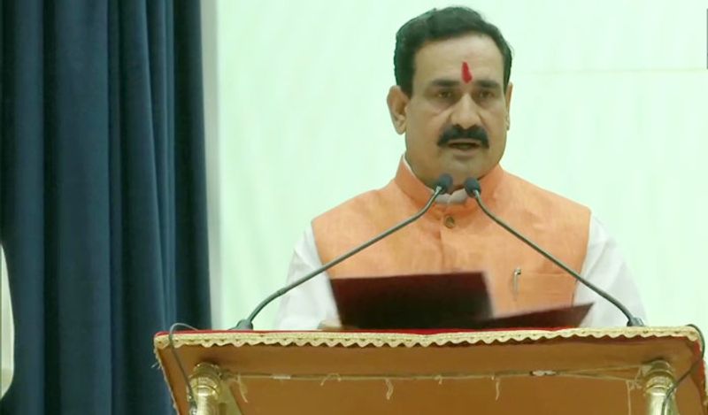 1. 60 साल के नरोत्तम मिश्रा मध्य प्रदेश में भारतीय जनता पार्टी के सीनियर और कद्दावर नेता हैं। वे शिवराज कैबिनेट के पुराने सदस्य और दतिया जिले के डबरा से विधायक के अलावा ब्राह्मण चेहरा हैं। इसके अलावा वो सीएम के काफी करीबी भी माने जाते हैं। 'ऑपरेशन लोटस' में नरोत्तम मिश्रा की अहम भूमिका रही थी। क्रेंद्रीय नेताओं की भी वह पहली पंसद हैं। चुनाव आयोग के अनुसार वह 6.88 करोड़ संपत्ति के मालिक हैं।
