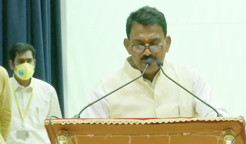 4. तुलसी सिलावट- कमलनाथ सरकार में स्वास्थ्य मंत्री रह चुके हैं। वह कुछ दिन पहले कांग्रेस का विधायक पद त्यागकर भाजपा में शामिल हुए हैं। 65 साल के सिलावट ज्योतिरादित्य सिंधिया के सबसे खास व्यक्ति माने जाते हैं। अनुसूचित जाति वर्ग से आते हैं। मालवा क्षेत्र के बड़े नेताओं में शुमार हैं। वह 8.26 करोड़ संपत्ति के मालिक हैं।