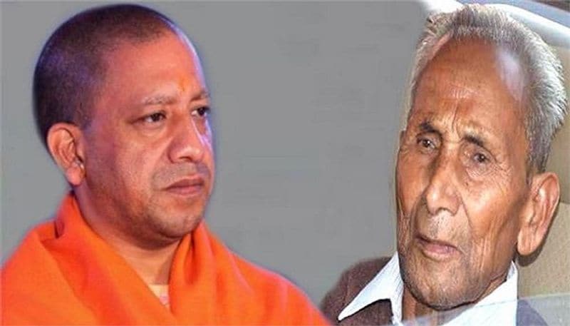 मंदिर में रहने वाले द्वारिका तिवारी ने मीडिया को दिए गए एक इंटरव्यू में बताया था कि पहली बार वह अकेले गोरखनाथ मंदिर आए थे। जब उन्होंने सीएम योगी को भगवा वस्त्र में देखा तो वह आश्चर्यचकित रह गए।उस दौरान तत्कालीन गोरक्षपीठाधीश्वर महंत अवैद्यनाथ कहीं गए थे। सीएम योगी के पिता दो-तीन दिन मंदिर में रुके। लौटने के बाद गोरक्षपीठाधीश्वर महंत अवैद्यनाथ ने उनसे बात की। उन्होंने कहा कि अपनी सात संतानों में से एक को समाजसेवा के लिए दे दें। 