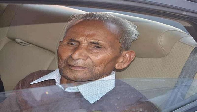 द्वारिका के मुताबिक कुछ महीने बाद वह अपनी पत्नी व सीएम योगी की मां सावित्री देवी के साथ दोबारा गोरखनाथ मंदिर में आए। सीएम योगी की मां बेटे को संन्यासी रूप में देखकर भावुक हो गईं। इस दौरान उन्होंने ही पत्नी को समझाया और शांत कराया। उन्होंने कहा कि बेटा लोककल्याण के मार्ग पर चल रहा है। उन्हें आशीर्वाद दें। इस बार दोनों मंदिर में एक से दो दिन रहे। फिर अपने घर लौट गए।
