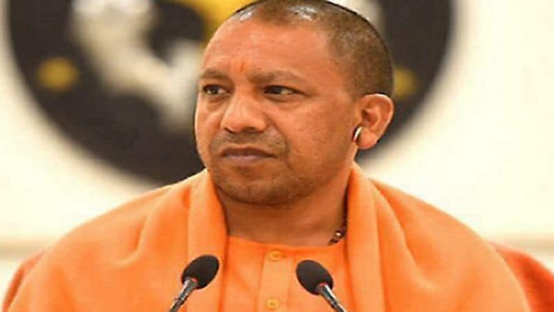 प्रकाश के मुताबिक योगी आदित्यनाथ पंचूर पहुंचे तो वहां उन्हें देखने के लिए गांववालों की भीड़ जुट गई। मां का रो-रोकर बुरा हाल था। तब उनके पिता ही थे जो सभी को समझा रहे थे। घर से भिक्षा लेकर योगी आदित्यनाथ और साथ गए लोग अगले दिन गोरखपुर लौट आए।
