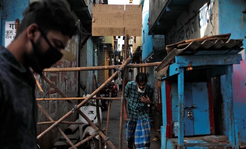 മഹാരാഷ്ട്രയില് ഇതുവരെയായി 76,000 ടെസ്റ്റുകള് നടത്തിയെന്നും ഇതില് മുംബൈയില് മാത്രം 50,000 ടെസ്റ്റുകള് പൂര്ത്തിയാക്കിയതായും മന്ത്രി തന്റെ ഫേസ്ബുക്ക് പേജ് ലൈവില് പറഞ്ഞു.