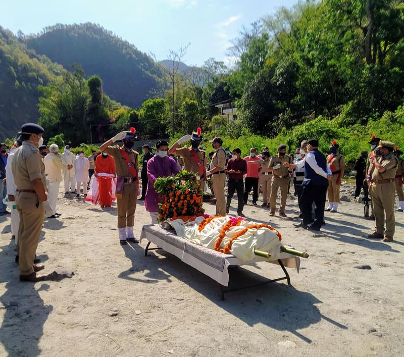 अंतिम संस्कार में शामिल हुए उत्तराखंड के मुख्यमंत्री त्रिवेंद्र सिंह रावत ने कहा कि सीएम योगी आदित्यनाथ के पिता आनंद सिंह ने राजकीय सेवा से सेवानिवृत्ति के बाद हमेशा गांव के विकास के लिए प्रयास किया। सरकार उनकी याद को चिरस्थाई बनाने के लिए प्रयास करेगी।