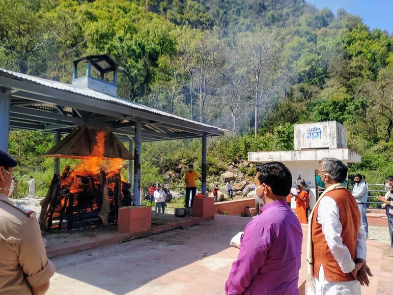 एम्स दिल्ली में पिछले एक माह से भर्ती योगी आदित्यनाथ के पिता 88 वर्षीय आनंद सिंह बिष्ट का सोमवार सुबह निधन हो गया था। एम्स दिल्ली से विशेष एंबुलेंस से उनका पार्थिव शरीर पैतृक गांव पंचूर, यमकेश्वर के लिए रवाना किया गया। कोटद्वार के रास्ते पार्थिव शरीर शाम करीब सवा सात बजे उनके पैतृक आवास पर पहुंचा। वहां पहले से ही गांव के लोग और संगे संबंधी मौजूद थे।