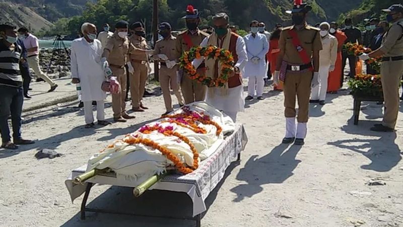 पिता के निधन की खबर मिलने पर योगी ने कहा था- "यूपी में कोरोना संकट और लॉकडाउन के कारण पिता का अंतिम दर्शन नहीं कर पाउंगा। परिवार से अपील की है कि सोशल डिस्टेंसिंग का पालन करते हुए अंतिम क्रिया संपन्न कराएं।"
