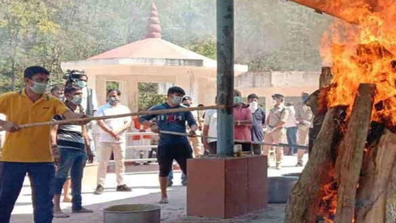 पिता को श्रद्धांजलि दी, फिर शुरू की मीटिंग
हर दिन की तरह योगी आदित्यनाथ ने अपने आवास पर मंगलवार को भी कोविड-19 की टीम इलेवन के साथ बैठक की। उन्होंने दो मिनट का मौन रखकर अपने पिता को श्रद्धांजलि दी। फिर सीनियर अफसरों के साथ मीटिंग शुरू की। 