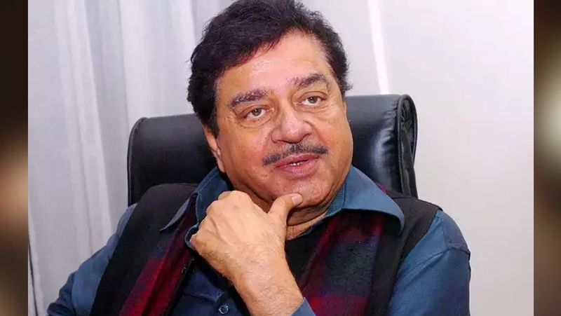 हालांकि, बाद में शत्रुघ्न अपनी बात से मुकर गए और और उन्होंने सफाई तक दे डाली। उन्होंने अपने बयान को स्पष्ट करते हुए कहा कि उनका इशारा अक्षय की तरफ बिल्कुल नहीं था। मीडिया रिपोर्ट्स की मानें तो शत्रुघ्न सिन्हा ने कहा कि जब वे ये बयान दे रहे थे, तब उनके दिमाग में अक्षय कुमार का नाम बिल्कुल नहीं था। उन्होंने कहा कि लोगों ने खुद ही यह सब तय कर लिया, क्योंकि अक्षय ने 25 करोड़ दिए थे।