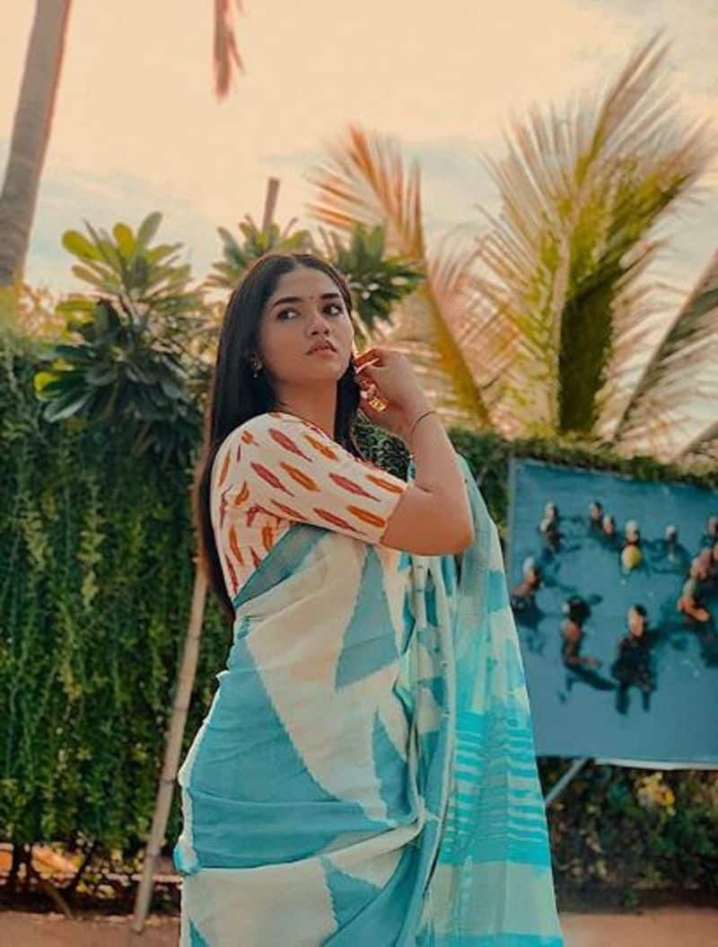 Actress Sunainaa Shirt open photo shoot going viral