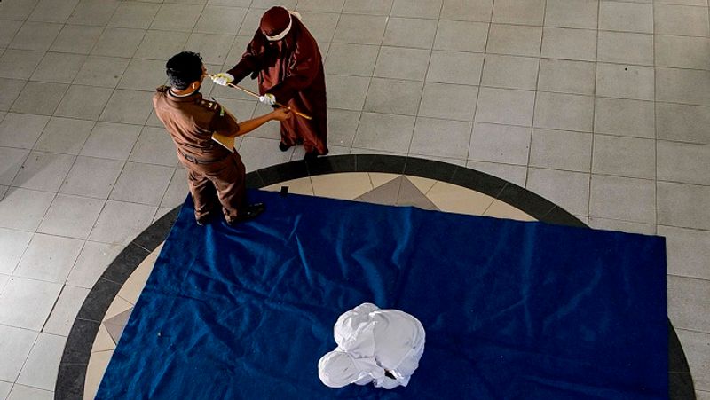धार्मिक पुलिस का एक स्टाफ उस शख्स को बेंत देते हुए, जिसे फर्श पर झुक कर बैठे अपराधी को बेंत मारने की सजा देनी है। बेंत मारने की सजा देने वाले अपनी पूरी बॉडी को कवर करके रखते हैं। इसके लिए वे बुर्का का इस्तेमाल करते हैं। 