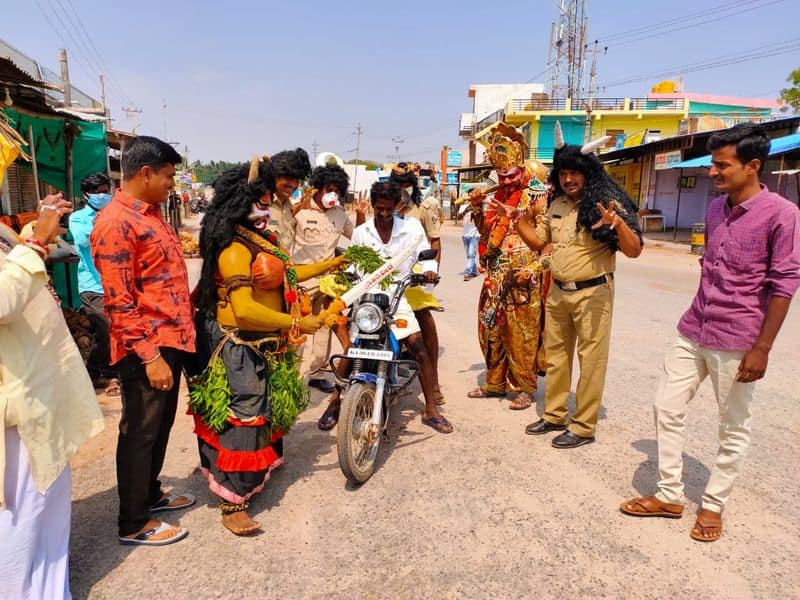 COVID 19 Yamaraj warns bikers at Karnataka Koppal, tightens noose around their necks