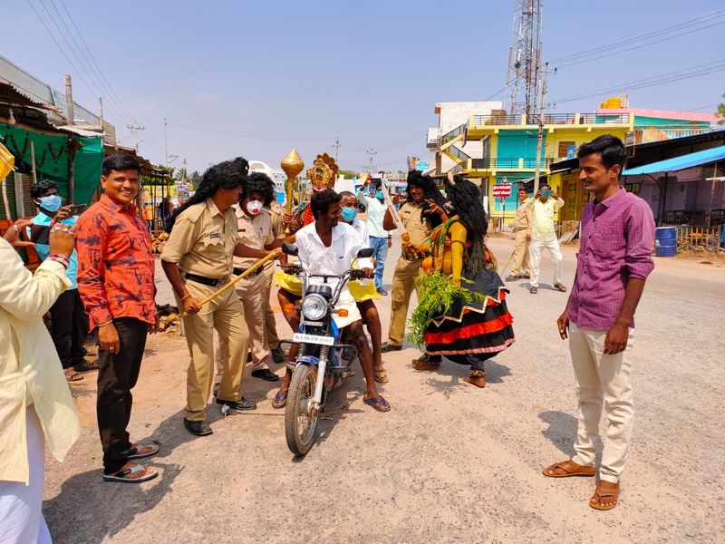 COVID 19 Yamaraj warns bikers at Karnataka Koppal, tightens noose around their necks